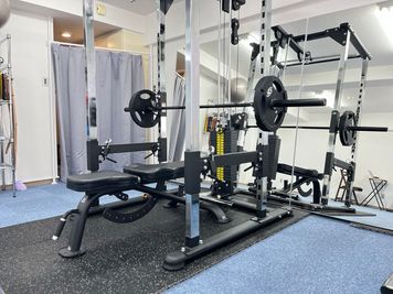 ベンチプレスやスクワットなど様々なトレーニングを行えます。 - MIYAZAKI GYM勝どきANNEX店の設備の写真