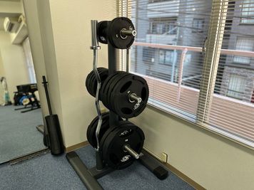 プレートは全て付けると約200キロあります（バー含む）10㎏のバーも2種類あります。 - MIYAZAKI GYM勝どきANNEX店の設備の写真