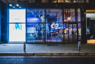 巨大なサイネージでPR、また内部で行われている催しの掲示も可能 - SHIBUYA XXIの外観の写真