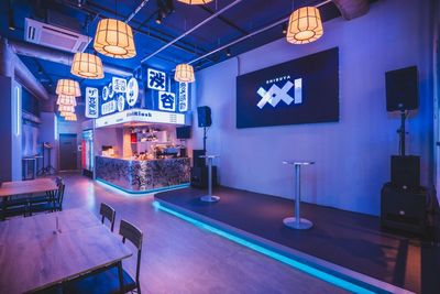 ステージではカラオケやトークショー、ライブなど多目的な利用も - SHIBUYA XXIの室内の写真