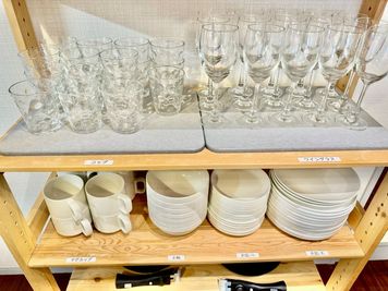 グラス、ワイングラス、マグカップ、お椀、大皿、小皿、各15セット - 🌸矢場町＆栄パーティ向けレンタルスペース🌸 広いキッチン付きレンタルスペース THE ROOM矢場町＆栄02の設備の写真