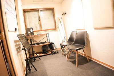 集中したいときに最適。折り畳みの机もございます - JIC Studio 赤羽 Ａスタジオ（シンプル4帖）の室内の写真