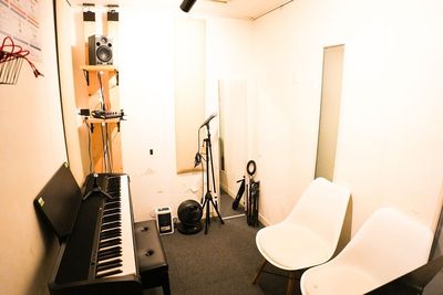 赤羽駅徒歩８分の音楽スタジオ。３名までの練習・レッスンに最適な３帖。電子ピアノ・スピーカー完備 - JIC Studio 赤羽