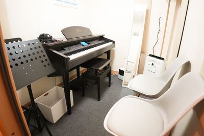 赤羽駅徒歩８分の音楽スタジオ。２名までの練習に最適な３帖。電子ピアノ・スピーカー完備 - JIC Studio 赤羽