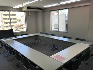 熊谷オフィス レンタル会議室（15名）の室内の写真