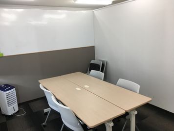 熊谷オフィス レンタル会議室（4名　半個室）の室内の写真