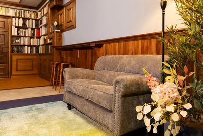 グレーのソファとグリーンのラグが印象的。ナチュラルな柔光で人物
撮影にも◎。 - Studio Mekuru 一軒家スタジオの室内の写真