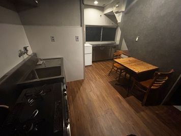 奥にはガスコンロ・洗い場のある広々とした厨房スペースがあるので料理も可能です。 - bar LINK 【2階】キッチン付きレンタルスペースの設備の写真