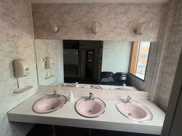 メイクルーム　レンタルスタジオ中村公園　名古屋市中村区 - レンタルスタジオ中村公園 3階プライベートルーム　少人数多目的スペース　名古屋市中村区の室内の写真