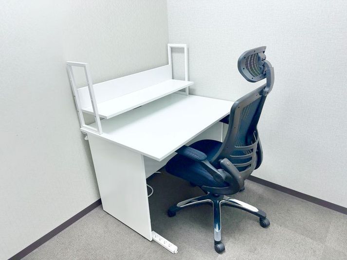 508号室 窓のない個室（1名用）
・デスク×1
・椅子×1
・延長コード(４タップ） - S ＊PLACE 名古屋駅前 プライベートルーム　時間・日貸しの室内の写真