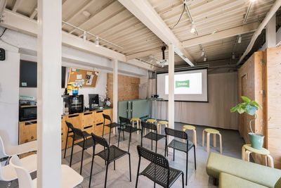 イベント開催時（例）
普段会議室にしている壁を動かし、ワンフロアにすることができます。 - WORK CINEMA Paradise コワーキング＆イベントスペースの室内の写真