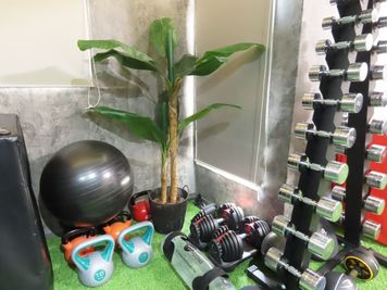 トレーニングに必要な備品も豊富に取り揃えております。 - SLC MOVE　GYM＆FITNESS 【大橋駅徒歩90秒】シャワー室付きプライベートジム。人目を気にせの設備の写真