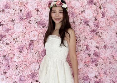 バラの背景で花冠と白いドレスの撮影イメージ。モデルが着用してる白いドレス（衣装有りプランでご利用頂けます。モデル身長167cm）と花冠はスタジオにご用意。 - ライラスタジオ駒沢 【渋谷・三軒茶屋エリア】駅チカ・自然光×白壁×バラ撮影スタジオの室内の写真