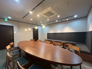 2️⃣ メインルーム（全体）
落ち着いた照明と木の温もりが心地よい、和モダンな空間。
会議・撮影・ワークショップなど、幅広い用途にご利用いただけます。 - 和風かふぇ金皓庵金閣寺店　2階レンタルスペース（和風カフェ併設）の室内の写真