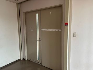エレベーターまたは階段で4階までお越しいただき、こちらのドアからお入りください。
お入り頂きますと、受付兼撮影スペースのエントランスとなっております。 - ヴィンテージ撮影スタジオ DOT2（ドットツー）の入口の写真