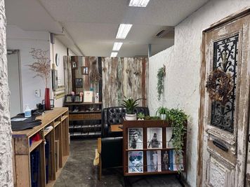 ルーム1とエントランスがつながっています。家具を動かせば横約4.7ｍあります。扉の高さは約2.2ｍあります。 - ヴィンテージ撮影スタジオ DOT2（ドットツー）の室内の写真