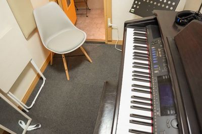 クラビノーバ、椅子、折り畳みデスク、譜面台 - JIC Studio 赤羽 Cスタジオ（電子ピアノ３帖）の設備の写真