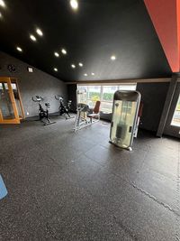 下半身強化もバッチリ - GEARmania 貸しスタジオ パーソナルトレーニング、ヨガ、整体などに使えるレンタルスペースの室内の写真