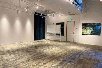 椅子や机をしまってヨガスタジオとしても、セミナーやイベント、ワークショップ会場としても利用いただけます。 - HAKONATURE BASE（ハコネイチャーベース） レンタルスペース「STUDIO」の室内の写真