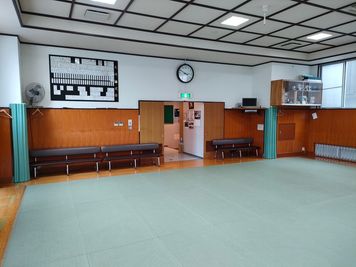 長椅子を完備！ - 天﨑講武会　柔道場の室内の写真