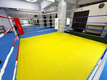 リング設置 - スターライト所沢ジム 所沢駅３分｜リング・サンドバッグ・大鏡完備の格闘技・練習空間の室内の写真
