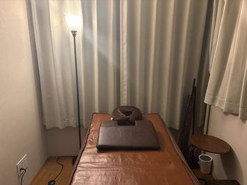 ダウンライトで落ち着いた空間を作れます - レンタルサロンPeriDot Salon（ペリドットサロン） 個室のプライベートサロン✨整体・エステに最適🌿の室内の写真