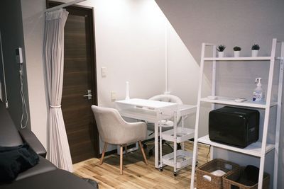 対面式のデスク1台と椅子が2台。ネイルや占いなどの使用に◎ - レンタルサロンPLUSTの室内の写真