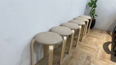 予備イス×6脚 - 【新大阪】セミナーや研修に◎貸会議室・レンタルスペースCota 【徒歩4分】会議や研修に使えるおしゃれなオフィスビルの多目的空間の設備の写真