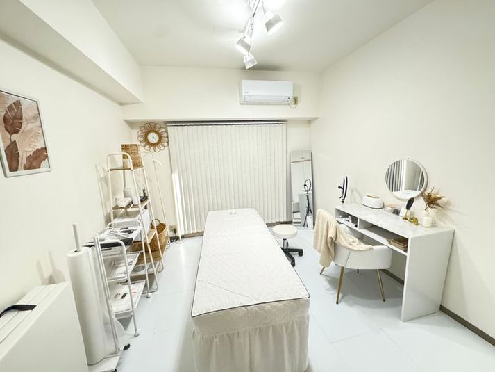 白で統一された室内になります - レンタルサロン「corelabo」 レンタルサロン名古屋203「corelabo　SHIRO」の室内の写真
