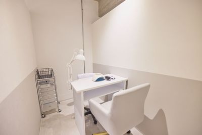マシーン、集塵機、LEDライト完備 - ネイリスト専門シェアサロンNail Life【ネイルライフ】 ネイリスト専門シェアサロンNailLife　目黒店の室内の写真