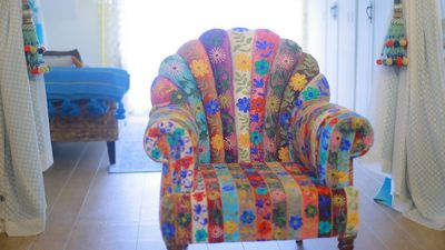 刺繍風の花柄が可愛いカラフルなソファです。
寄りカットでも全身でも、画面にほどよい華やかさが生まれます。
座るだけで“絵になる”ポイントとしてご利用ください。 - フォトスタジオ「パラレルスタジオ新宿二丁目店」 パラレルスタジオ新宿二丁目店の室内の写真