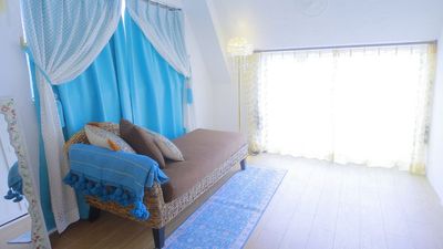 窓から自然光が入る、明るいブースです。
カーテン越しの光がやわらかく肌を照らしてくれるので、
透明感のある写真や、ふっと力を抜いた表情が撮りやすい空間です。 - フォトスタジオ「パラレルスタジオ新宿二丁目店」 パラレルスタジオ新宿二丁目店の室内の写真