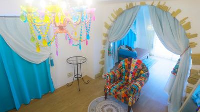 カラフルなビーズとガラスが連なった、スタジオのアクセントになる照明です。 - フォトスタジオ「パラレルスタジオ新宿二丁目店」 パラレルスタジオ新宿二丁目店の室内の写真