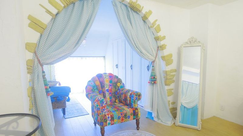 アーチブース
アーチとカーテンが目を引く、異国風の小さな部屋です。
カラフルなチェアがアクセントになり、
やわらかな光の中で、個性的な写真が撮れます。 - フォトスタジオ「パラレルスタジオ新宿二丁目店」 パラレルスタジオ新宿二丁目店の室内の写真