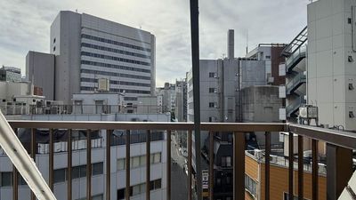 ビルが並ぶ、新宿らしい景色を背景に撮影できる場所です。
都会的で少し無機質な空気感は、
室内とはちがったニュアンスの写真に仕上がります。 - フォトスタジオ「パラレルスタジオ新宿二丁目店」 パラレルスタジオ新宿二丁目店の室内の写真
