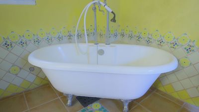 猫脚バスタブ
黄色のタイルと猫脚バスタブがある撮影スペースです。
お湯を使いながらの撮影も可能ですが、
撮影用として少量のご利用をお願いしています。 - フォトスタジオ「パラレルスタジオ新宿二丁目店」 パラレルスタジオ新宿二丁目店の室内の写真