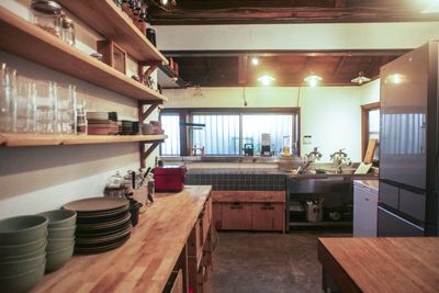 3口コンロ、2層シンク、お皿、カトラリーもお貸しできます。 - cas!ca キッチン＆カフェブース付レンタルスペースの設備の写真