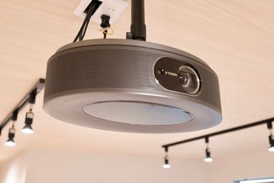 天吊りプロジェクター - Aivicスペース池袋南口1号店の設備の写真