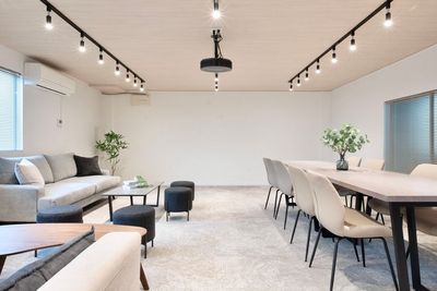 シンプルな内装で設備は充実✨ - Aivicスペース池袋南口1号店の室内の写真