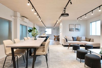 大人数でもくつろげる広々スペース✨ - Aivicスペース池袋南口1号店の室内の写真