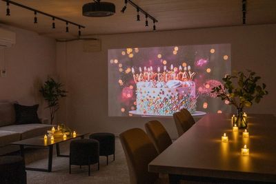 ド迫力の大画面プロジェクターで動画鑑賞🎬 - Aivicスペース池袋南口1号店の室内の写真