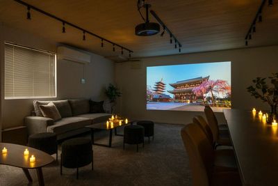 大画面プロジェクターでセミナー・プレゼンにも便利✨ - Aivicスペース池袋南口1号店の室内の写真