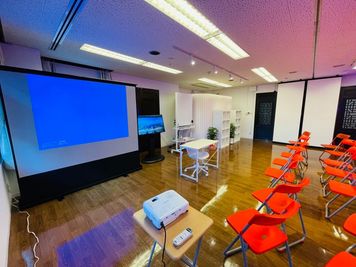 着座スタイル④ - スタジオ「URIZIP横浜」 多目的スペースの室内の写真