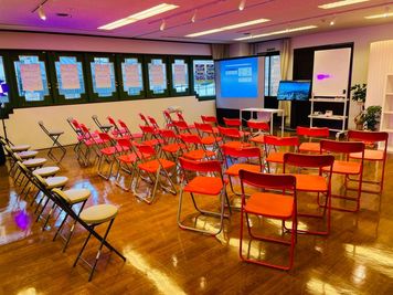 着座スタイル① - スタジオ「URIZIP横浜」 多目的スペースの室内の写真