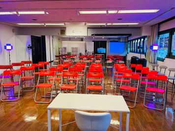 着座スタイル② - スタジオ「URIZIP横浜」 多目的スペースの室内の写真