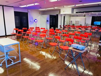 着座スタイル③ - スタジオ「URIZIP横浜」 多目的スペースの室内の写真