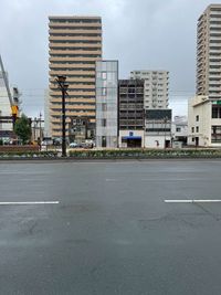 道路反対側（まちなか広場）から撮影した外観。右隣に金子貴金属店があります。 - EmiRe 多目的ビューティースペースの外観の写真