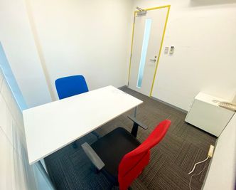 お一人様で利用するのにも丁度良い広さです◎ - アスパ日本橋オフィス アスパ日本橋オフィス　～210号室～の室内の写真