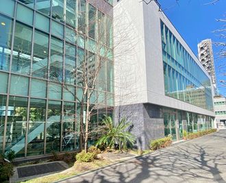 白を基調としたガラス張りの外観です。
 - アスパ日本橋オフィス アスパ日本橋オフィス　～210号室～の外観の写真