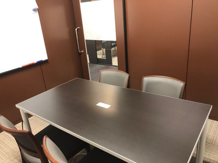 2～4名で利用できる小会議室 - シェアオフィス・コワーキングスペース　ステージライン仙台駅前 コワーキングスペース　ステージライン仙台駅前　ルームDの室内の写真